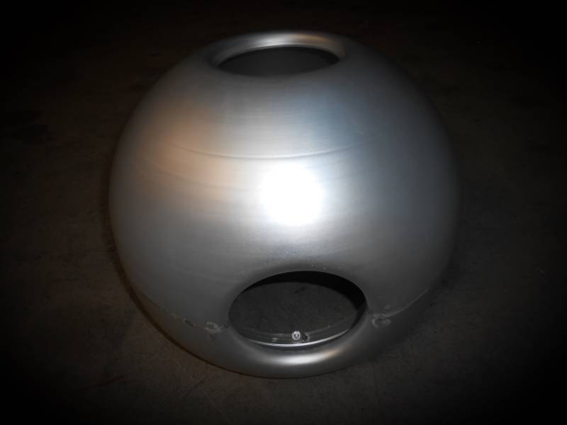 Sphère en aluminium repoussée